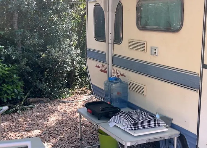 Camping car fixe dans la campagne