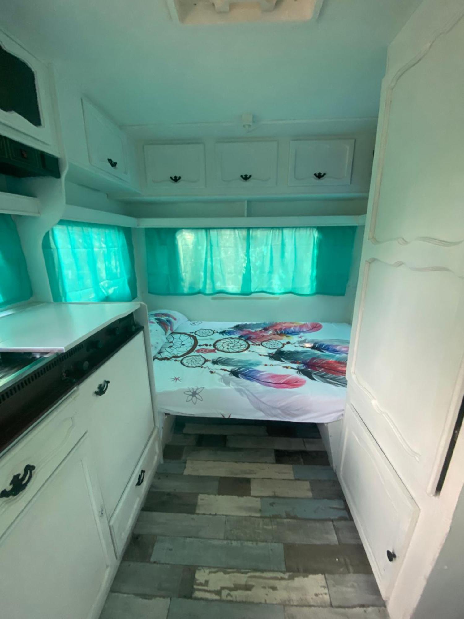 Camping car fixe dans la campagne