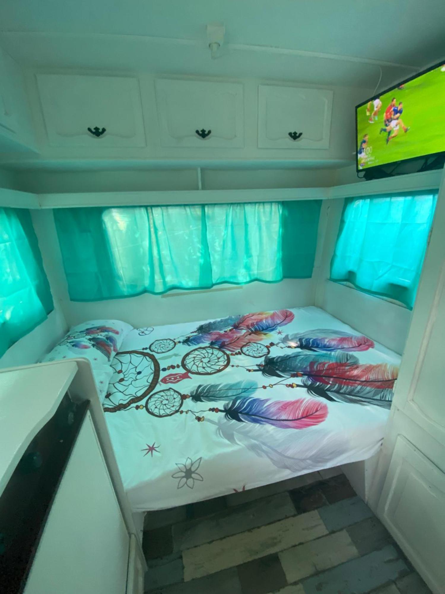 Camping car fixe dans la campagne *